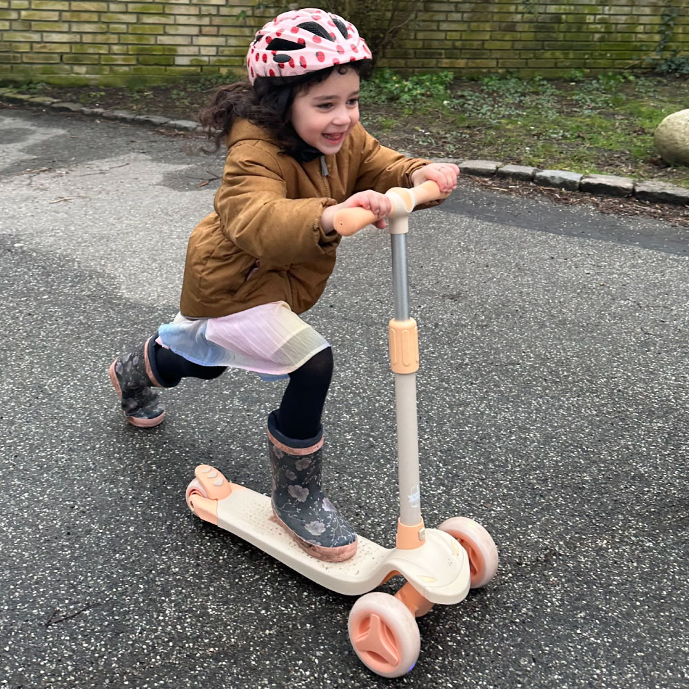 Story Mini Friends LED deluxe 3-wheel kids scooter